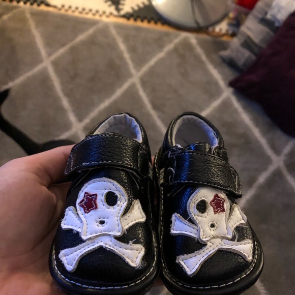 Jack and Lily skull leather baby shoes / 5 1/4 inches long / never worn - Picture 4 of 6